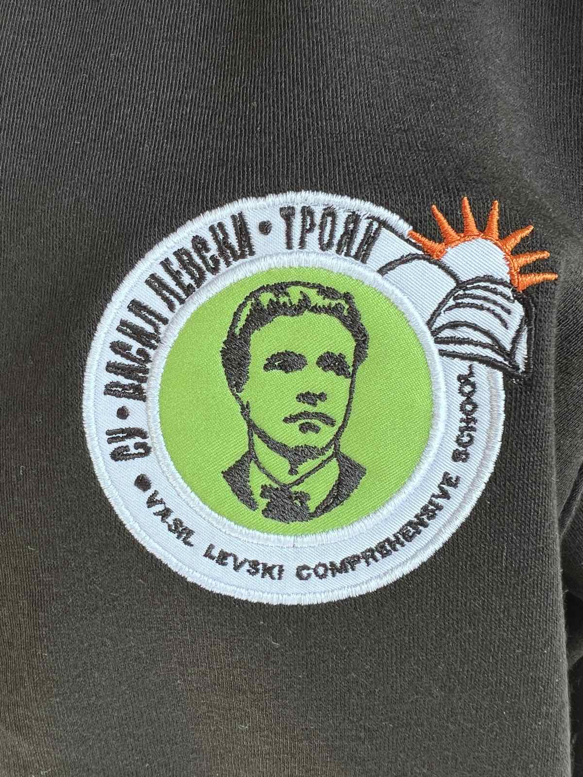 бродирано училищно лого върху дамска блуза 