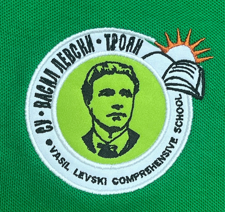 бродерия с училищна емблема върху мъжка тениска с яка в зелено
